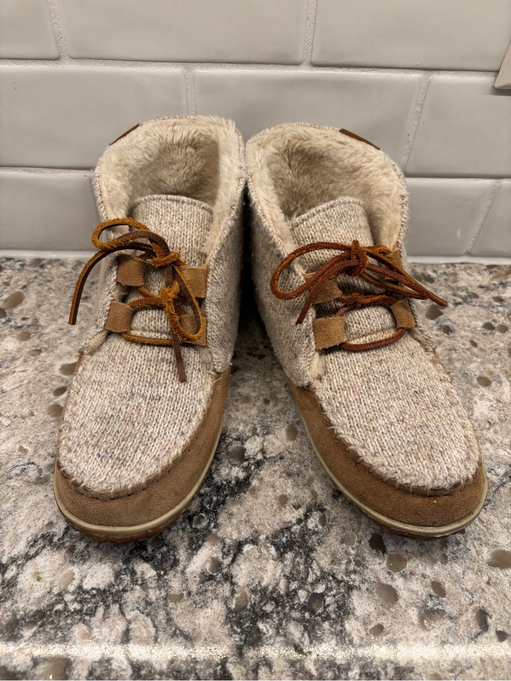 Women’s Minnetonka Moccasin Boots Size 7 Leather & Wool Torrey Cozy Slipper